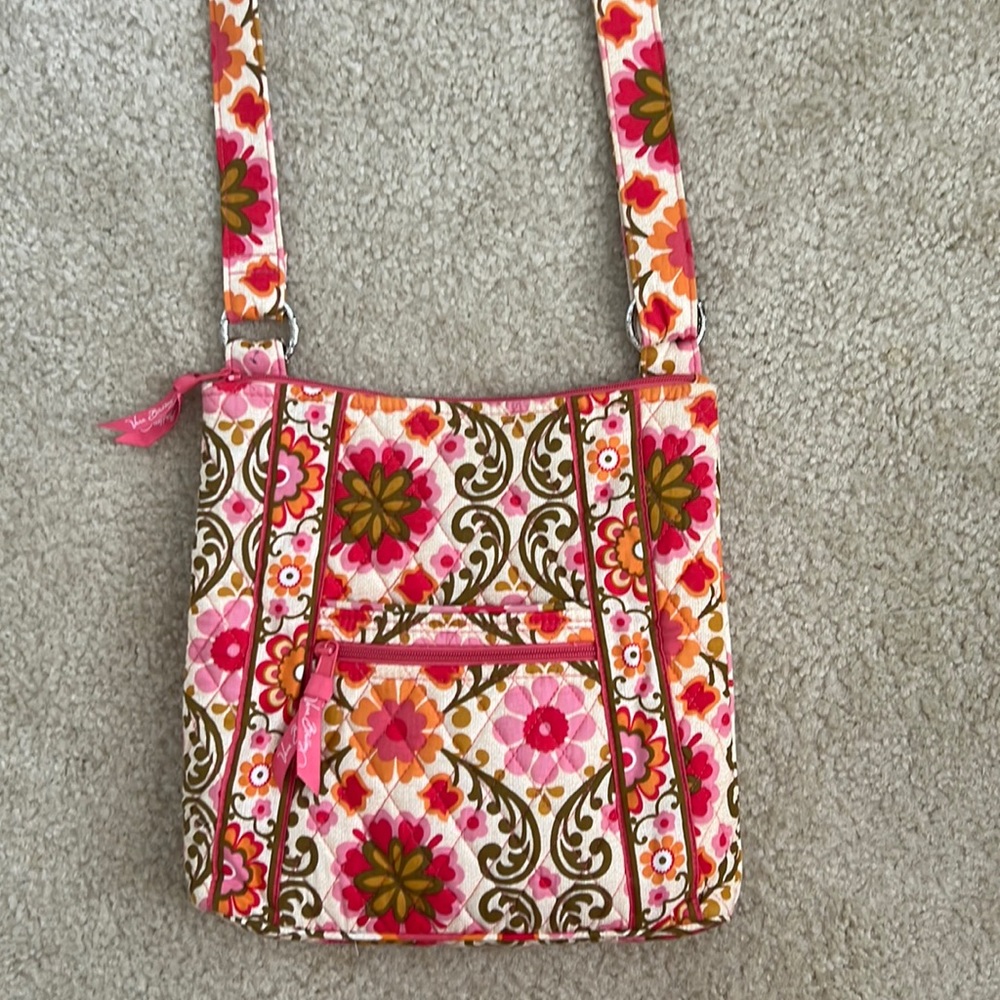 Like new Vera Bradley Folkloric pink floral crossbody purse